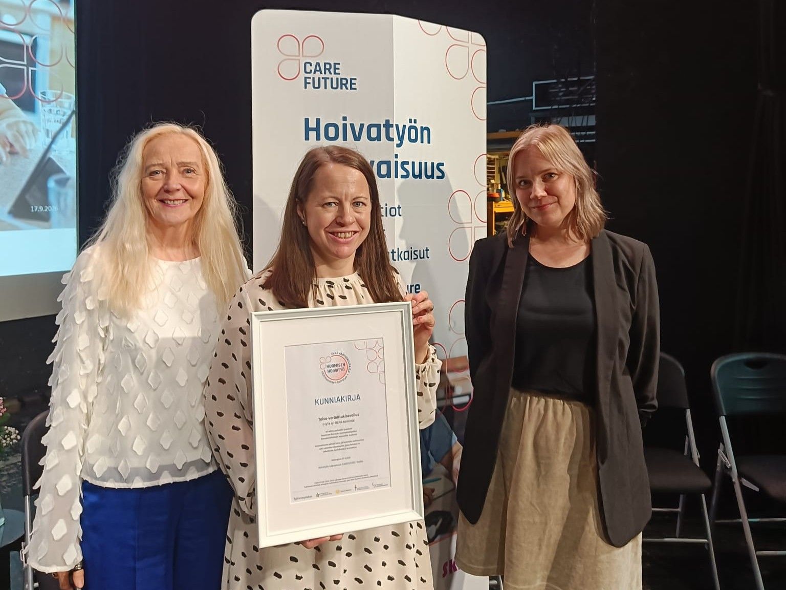 Kuvassa Eeva-Liisa Ylälahti, Kaisa Kauhanen ja Elina Heino Huomisen hoivatyö -innovaatiokilpailun palkintotilaisuudessa.