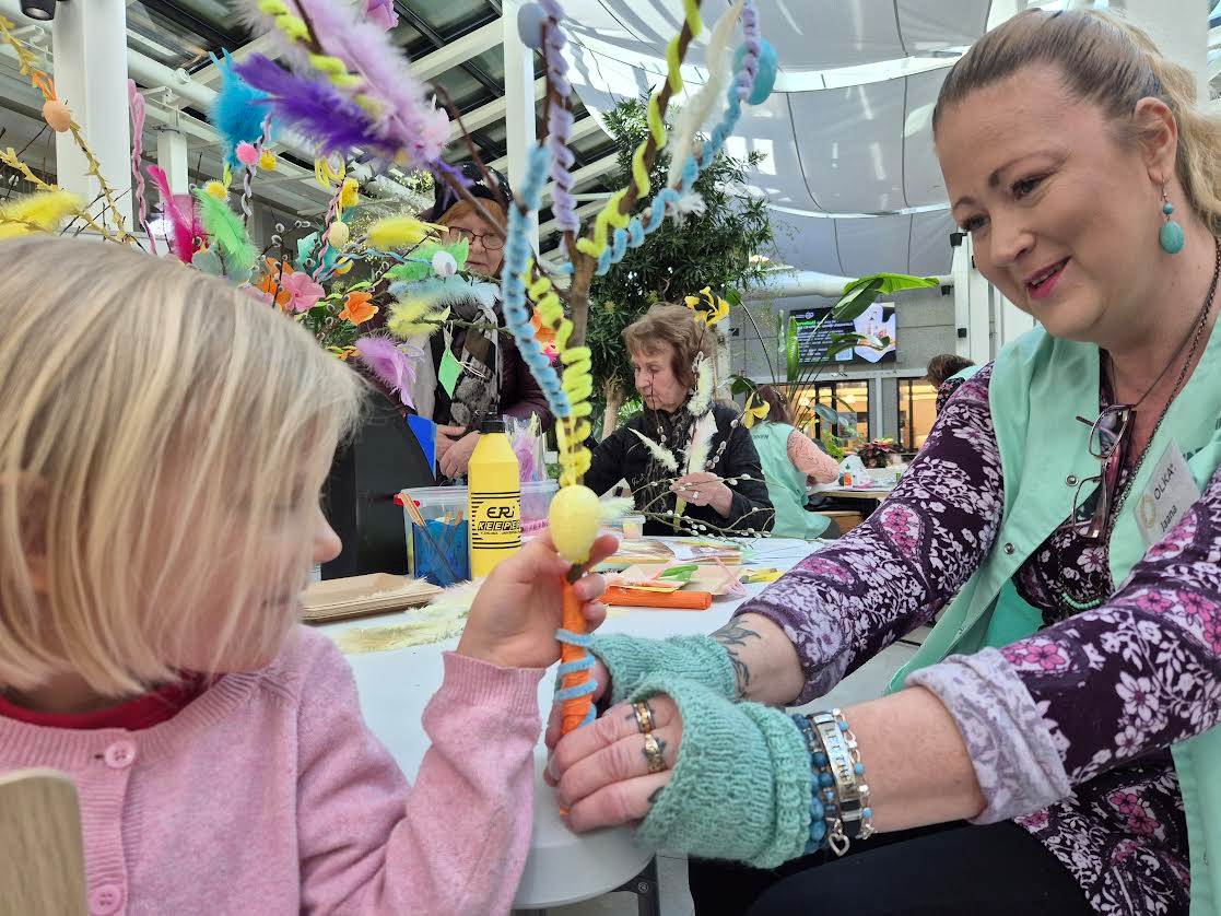 OLKA-vapaaehtoinen Jaana Lähteenmäki opasti Saima Haasasta virpomavitsan teossa.