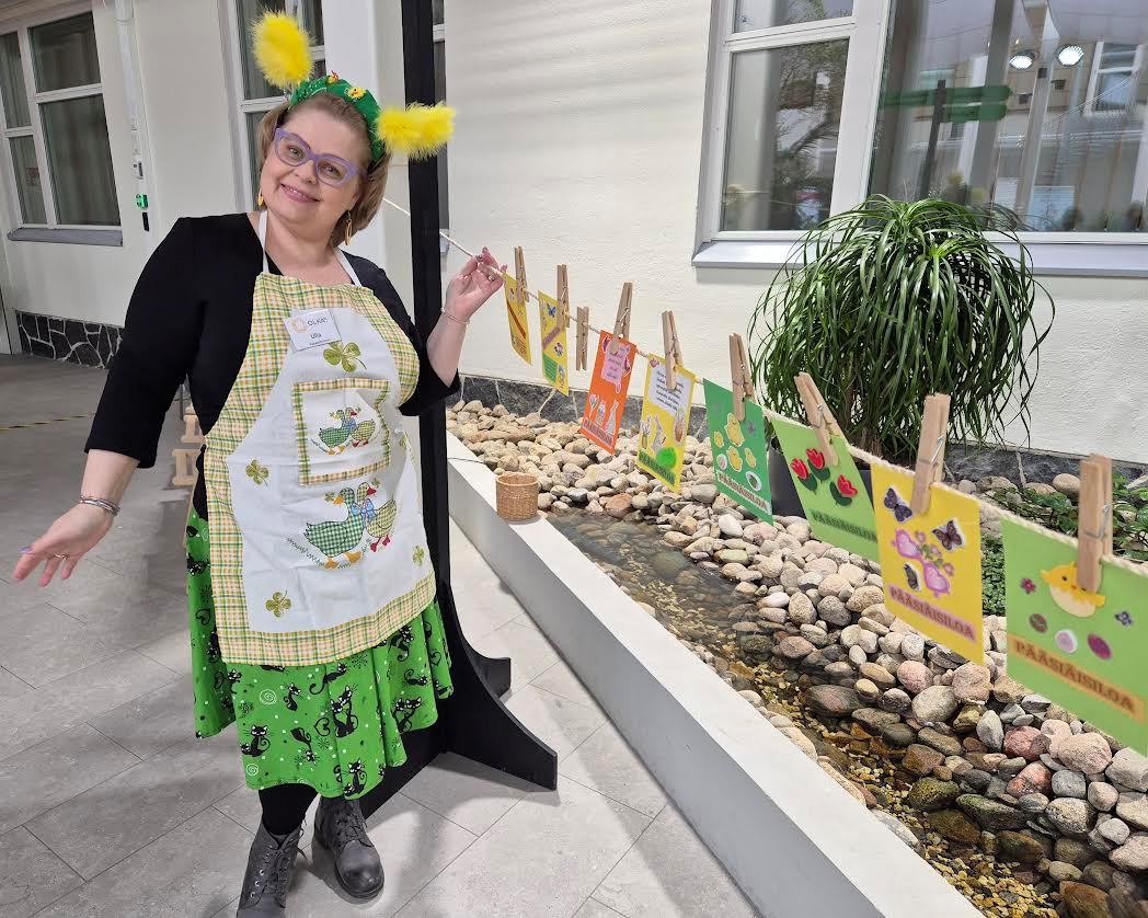 OLKA-vapaaehtoinen Ulla Mustonen kiinnitti askartelupajan tuotoksia narulle otettavaksi.