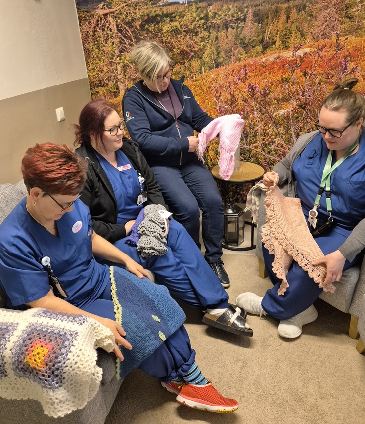 Yhteistyötä syöpäyhdistyksen ja OLKAn kanssa tehdään myös lohtuhuivikampanjan muodossa. Kuvassa lähihoitaja Päivi Karhulahti, sairaanhoitaja Henna Suomalainen, terveydenhoitaja Janna Puurunen ja keskussairaalan palliatiivisen keskuksen vastaava sairaanhoitaja Kiia Londén tutkimassa huivilähetystä.