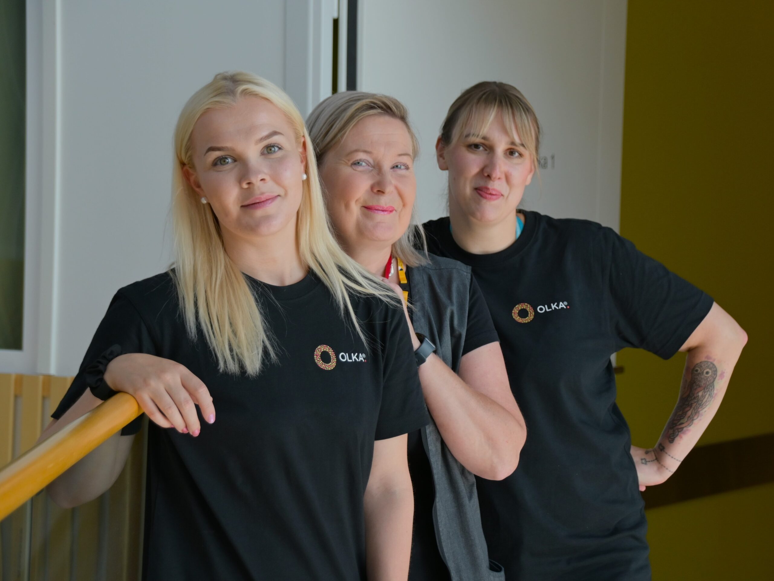 OLKA Pohjois-Savon työntekijät hymyilevät ja katsovat kohti kameraa.