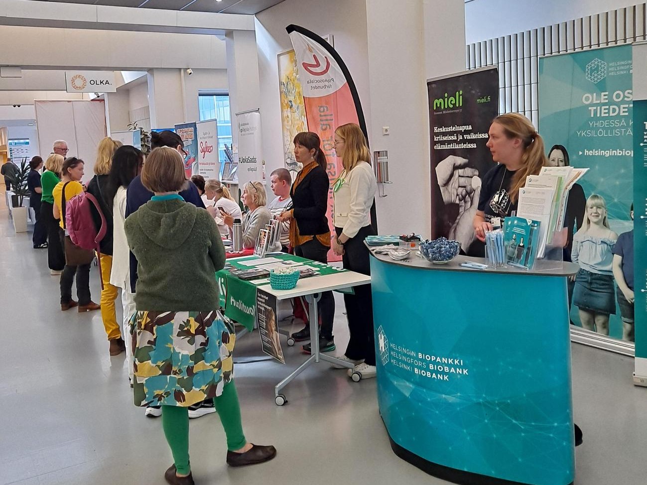 Järjestöjen esittelypisteitä ja kävijöitä Meilahden Tornisairaalassa.