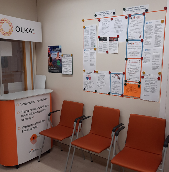 OLKA-rummet i Raseborgs sjukhus. I rummet finns information om olika patientföreningar. I förgrunden finns tre orangea stolar.