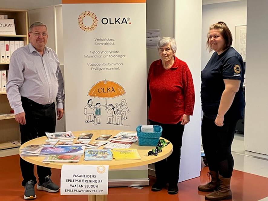 Epilepsiayhdistyksen edustajat Mustasaaren sosiaali- ja terveyskeskuksessa 28.10.2025: vasemmalta puheenjohtaja Jukka Hakala sekä yhdistyksen aktiivijäsenet Kerstin Arkela ja Sofi Djupsjöbacka.