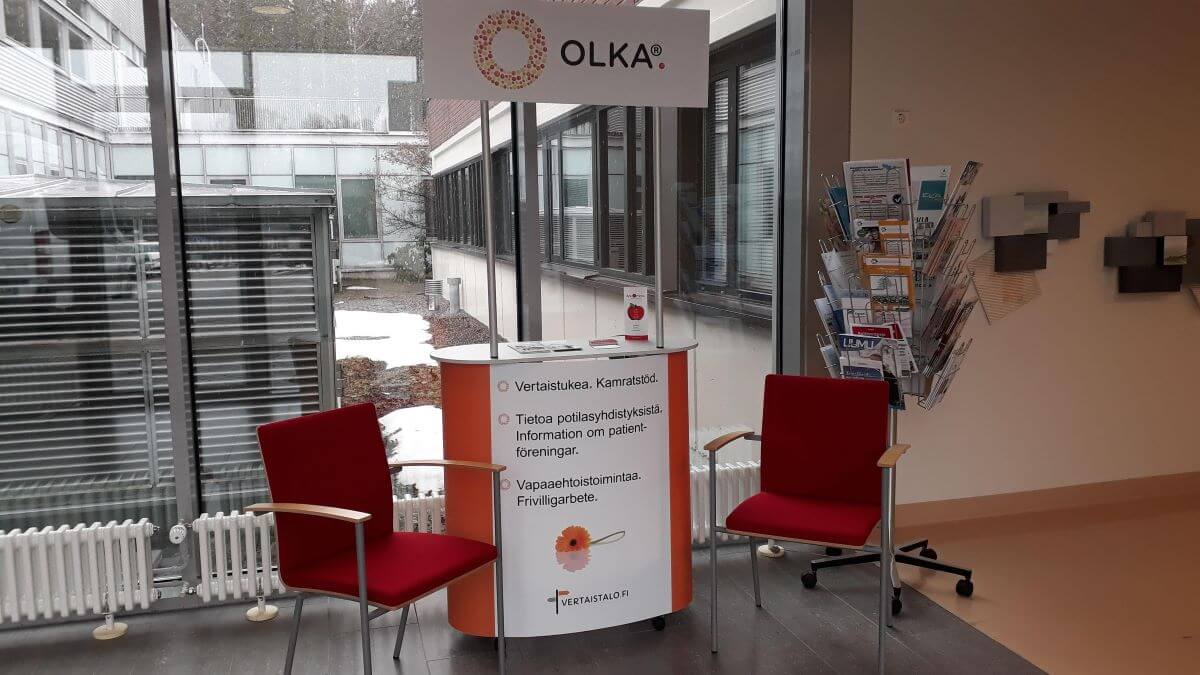 Lohjan sairaalan OLKA-piste sairaalan käytävällä: OLKA-kärry ja esiteteline.